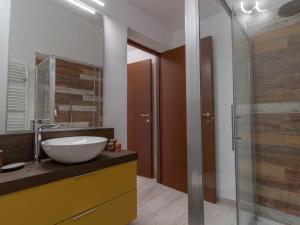 莱科Le Montagne - Le Casette di Osvaldo的一间带水槽和玻璃淋浴的浴室