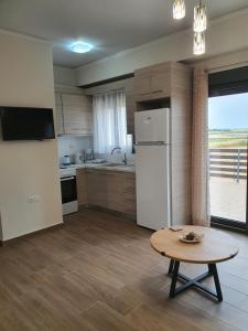穆兹罗斯Island View Apartments的厨房配有白色冰箱和桌子