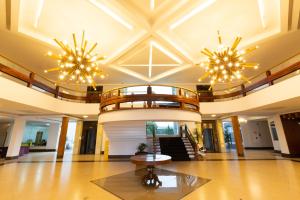 伊瓜苏Grand Carimã Resort & Convention Center的一个带两个吊灯和一张桌子的大型大堂