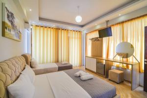 卡萨米尔Hotel Milo Ksamil的带沙发和镜子的客厅