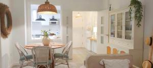 莫特里尔Kentia golf Playa Granada的厨房以及带桌椅的用餐室。