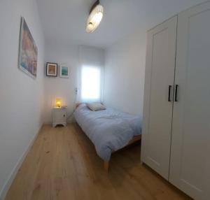 希洪Coqueto piso en Gijón, Asturias VUT 3959的一间小卧室,配有床和窗户