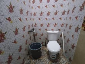 UjungtanjungOYO 92591 Wisma Pangestu Syariah的一间带卫生间和垃圾桶的浴室