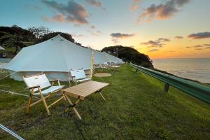 佩琼Kampaoh Las Arenas的海边的椅子和帐篷