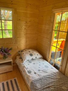 拉德库夫Domki Radków的小木屋内一间卧室,配有一张床