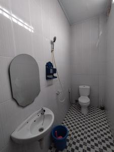 占碑市OYO Life 92637 Kost Arya Exclusive的一间带水槽、卫生间和镜子的浴室