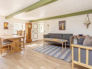 莱斯Holiday home Læsø II的客厅配有沙发和桌子