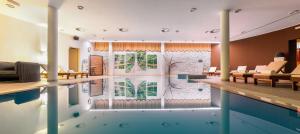 沃迪切雷丁别墅酒店的一个带游泳池的房屋,设有客厅