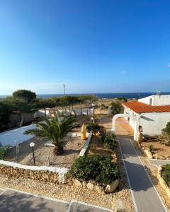 兰佩杜萨B H Lampedusa的从房子的阳台上欣赏海景