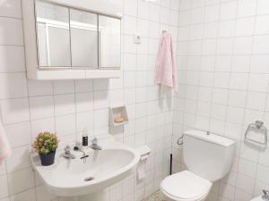 潘通Casa de Ribeira Sacra con calefacción的白色的浴室设有卫生间和水槽。