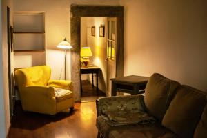 佛罗伦萨Residenza dei Medici Palace Matilde的客厅配有沙发、椅子和桌子