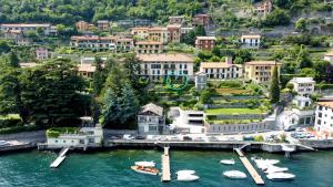 拉利奥Regina di Laglio - Free Parking, Garden, Lake View的水中船只的城市空中景观
