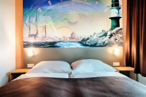 罗斯托克B&B Hotel Rostock-Hafen的一间卧室配有一张壁画床