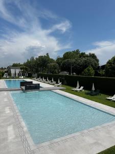 维亚纳堡多帕克酒店的庭院内带躺椅的大型游泳池