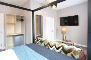 贝尔法斯特Anam Cara House - Guest Accommodation close to Queen's University的一间卧室配有一张床和一台平面电视