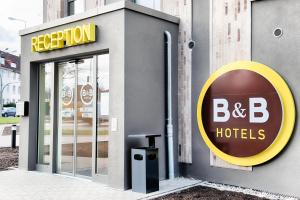 罗斯托克B&B Hotel Rostock City-West的上面有bb酒店标志的建筑