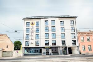 维也纳B&B Hotel Wien-Meidling的街道拐角处的白色大建筑