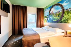 韦茨拉尔B&B Hotel Wetzlar的酒店客房,设有两张床和镜子