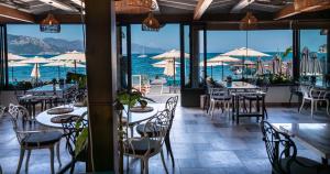 图兰克图兰克马尔门酒店的一间带桌椅的海景餐厅