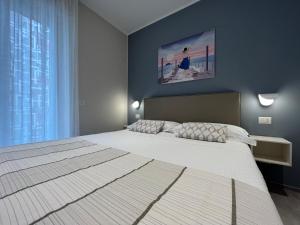 阿拉西奥Adelasia al Corso的一间卧室设有一张大床和一个大窗户