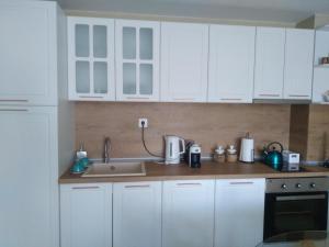 拉兹洛格Апартамент Яница的厨房配有白色橱柜和水槽