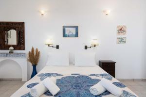 阿纳菲TA PLAGIA accommodation的一间卧室配有一张带两个枕头的床