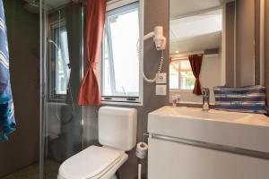 代森扎诺-德尔加达San Francesco Camping Village的一间带卫生间和水槽的浴室