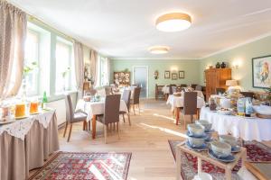 瓦豪地区魏森基兴多瑙霍夫 - 加尼酒店的一间设有白色桌椅的用餐室