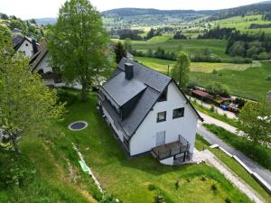 黑林山区贝尔瑙Haus Weitblick - Fewo Herzogenhorn - Bernau, Schwarzwald的绿色田野上白色房子的空中景色
