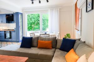 马尔马里斯Private Villa With Garden Near Beaches in Marmaris的客厅配有带橙色和蓝色枕头的沙发