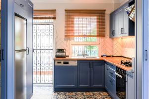 马尔马里斯Private Villa With Garden Near Beaches in Marmaris的厨房配有蓝色橱柜和蓝色柜台