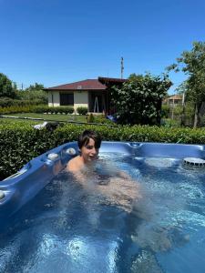 克拉佩茨Къща за гости, Guesthouse GOTINOTO的一个小孩在游泳池里