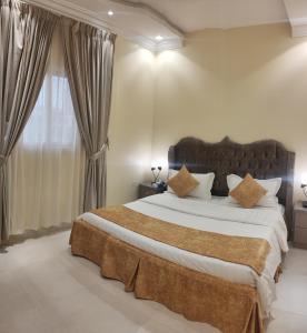 艾卜哈Marka resort ماركاريزورت的一间卧室设有一张大床和一个窗户。