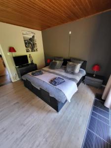Balenvilla 2be的一间卧室设有两张床,铺有木地板