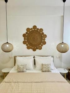 依拉佩特拉Mylos Ηome的一间卧室,床上方有两盏灯