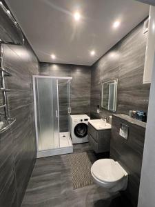 基辅Теремки的浴室配有卫生间、盥洗盆和淋浴。