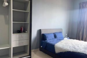 塞贝维Modern Dpulze Soho fit 4pax,Netflix provided的一间卧室设有一张床和一个书架