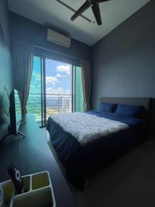 塞贝维Modern Dpulze Soho fit 4pax,Netflix provided的一间卧室设有一张床和一个大窗户