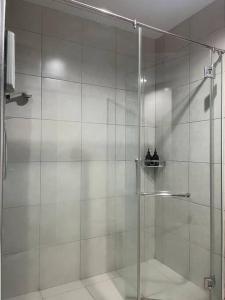塞贝维Modern Dpulze Soho fit 4pax,Netflix provided的浴室里设有玻璃门淋浴