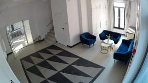 切霍齐内克Pensjonat Dębowy Dworek的一间设有两把蓝色椅子的客房,铺有黑白地板