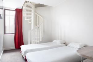 圣莫里斯基里亚德巴黎伊斯特酒店 - 文森森林的红色窗帘间内的两张床