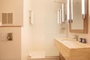圣莫里斯基里亚德巴黎伊斯特酒店 - 文森森林的白色的浴室设有水槽和镜子