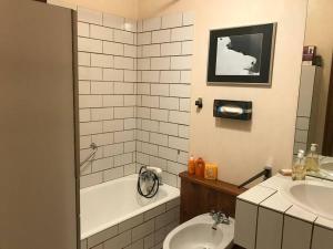 梅杰夫Charming Apartment ideal for families的浴室配有盥洗盆、卫生间和浴缸。