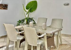 扎金索斯镇San Salvatore的餐桌和椅子,植物