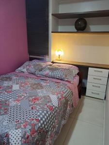 巴西利亚Grand Ville Asa sul的一间卧室配有床,床上装有被子