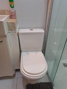 巴西利亚Grand Ville Asa sul的浴室配有白色卫生间和淋浴。