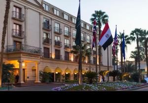 开罗Concorde El Salam Cairo Hotel & Casino的前面有旗帜和鲜花的建筑
