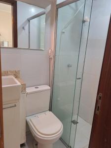 巴西利亚Grand Ville Asa sul的一间带卫生间和玻璃淋浴间的浴室
