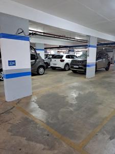 巴西利亚Grand Ville Asa sul的车库内有车辆停放