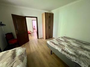 斯科普里Home Base Apartments的一间卧室设有两张床,一扇门通往房间